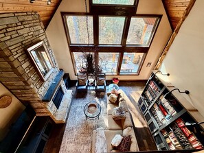 Smart TV, fireplace, DVD player, books - Phoenix Wings Lodge - Broken Bow, OK (Broken Bow)