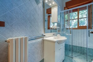 Shower, hair dryer, towels - Villino Maria – Relax for Your Salento Holiday (Porto Cesareo)