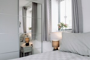 Room - 2 minute walk to the beach! Dog friendly 2 bed 2 bath modern apartment (Bournemouth)