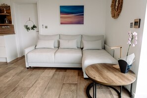 Living area - 2 minute walk to the beach! Dog friendly 2 bed 2 bath modern apartment (Bournemouth)