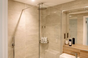 Dusche, Haartrockner, Handtücher, Seife
