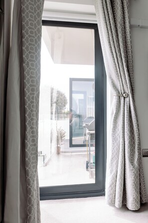 Interior - 2 minute walk to the beach! Dog friendly 2 bed 2 bath modern apartment (Bournemouth)