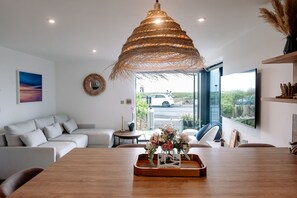 Interior - 2 minute walk to the beach! Dog friendly 2 bed 2 bath modern apartment (Bournemouth)