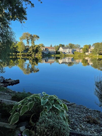 Charming 1-bedroom -on the lake-Large Porch -Villa in Spring Lake