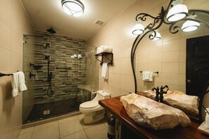 Chambre Supérieure avec lits jumeaux, balcon, vue lac | Salle de bain