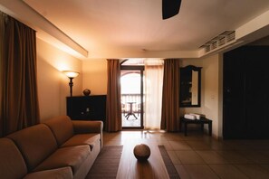 Chambre Deluxe Double ou avec lits jumeaux, balcon, vue lac | Coin séjour