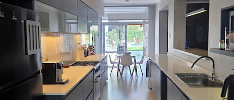 Kühlschrank, Mikrowelle, Ofen, Wasserkocher mit Kaffee-/Teezubehör