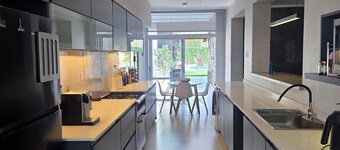 Modern house with pool and jacuzzi with three bedrooms and two bathrooms for 6 people.