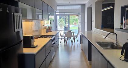 Modern house with pool and jacuzzi with three bedrooms and two bathrooms for 6 people.