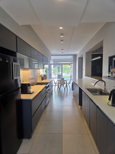 Modern house with pool and jacuzzi with three bedrooms and two bathrooms for 6 people.