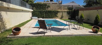 Modern house with pool and jacuzzi with three bedrooms and two bathrooms for 6 people.