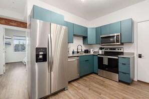 Kühlschrank, Mikrowelle, Ofen, Herdplatte