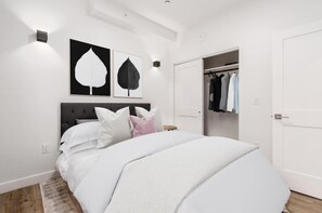 Tabla de planchar con plancha, wifi y ropa de cama 