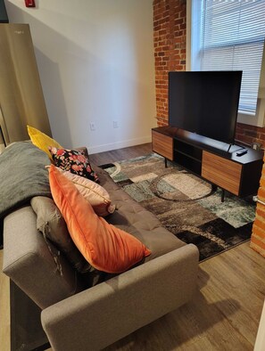 TV - Modern 1BR Studio - Downtown Access & Pets Welcome (Columbus)