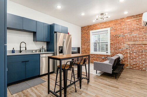 Modern 1BR Studio - Downtown Access & Pets Welcome