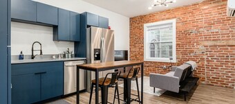Modern 1BR Studio - Downtown Access & Pets Welcome