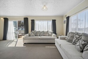TV - Bach to the Beach - Foxton Beach Holiday Home (Foxton)