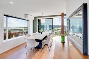 Dining - The Ultimate on Bow - Raglan Holiday Home (Raglan)