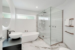 Bathroom - The Ultimate on Bow - Raglan Holiday Home (Raglan)