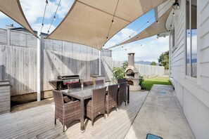 Outdoor dining - The Ultimate on Bow - Raglan Holiday Home (Raglan)