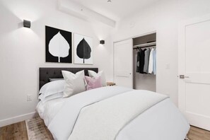 Desk, iron/ironing board, WiFi, bed sheets - Downtown Core 1BR Chic Apt + Pets Allowed (Columbus)