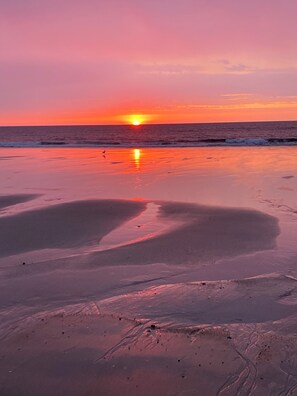 Beach - Fabulous 3 BR, 2 full bath with all amenities ON THE SAND on Salisbury Beach (Salisbury)