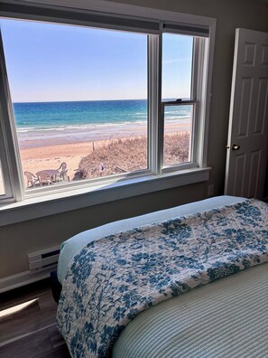 3 bedrooms, WiFi - Fabulous 3 BR, 2 full bath with all amenities ON THE SAND on Salisbury Beach (Salisbury)