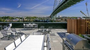 Outdoor dining - Landing | Modern 1BD, Clubhouse, Rooftop Lounge (Portland)
