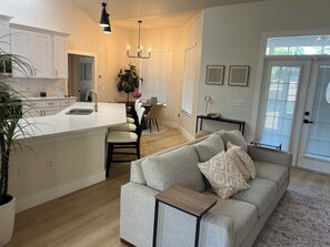 Living area - Spacious & Stylish 4BR 2BR Retreat – Fully Furnished, Newly Renovated (Dade City)