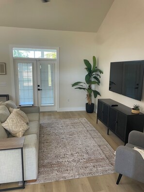 Living area - Spacious & Stylish 4BR 2BR Retreat – Fully Furnished, Newly Renovated (Dade City)
