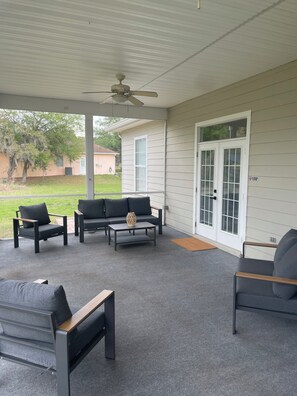 Terrace/patio - Spacious & Stylish 4BR 2BR Retreat – Fully Furnished, Newly Renovated (Dade City)