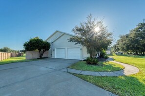Einbungalow mit Garage, Auffahrt und gepflegtem Rasen.