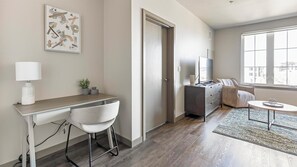 Smart TV - Landing | Stunning 1BD, Clubhouse, Courtyard (Portland)
