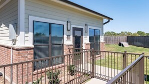 Terrace/patio - Landing | Chic 1BD, Pool, Gym (Katy)