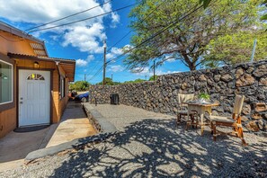 Outdoor dining - Private 3-bedroom home with AC in sunny Kihei (Kihei)
