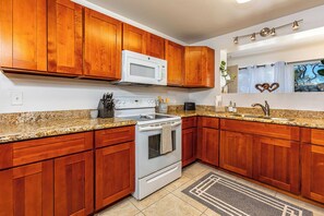 Private kitchen - Private 3-bedroom home with AC in sunny Kihei (Kihei)