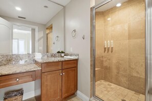 Appart'hôtel, plusieurs lits (Indigo East 2003) | Salle de bain