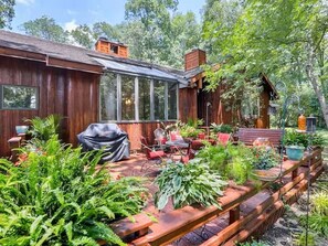 Outdoor dining - The Yarborough Ranch is a spacious private retreat located in Lebanon, TN. (Lebanon)
