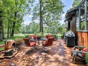 Outdoor dining - The Yarborough Ranch is a spacious private retreat located in Lebanon, TN. (Lebanon)