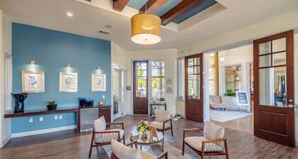 Landing | Chic 1BD, Pool, Courtyard