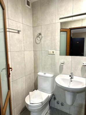 Kamar Triple Deluks, beranda, pemandangan halaman | Kamar mandi