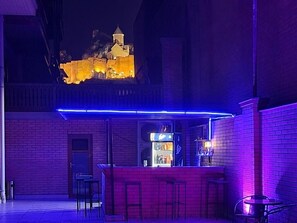 Kamar Triple Deluks, beranda, pemandangan halaman | Bar (di properti)