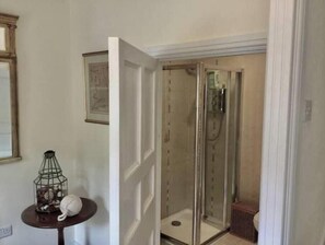 Shower, hair dryer, towels, soap - Historic Riverside Retreat in Pembrokeshire – Princess House on the River Teifi (Saint Dogmaels)