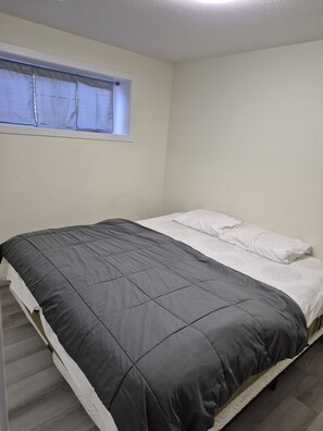 1 bedroom, iron/ironing board, WiFi - Sharing room (Edmonton)