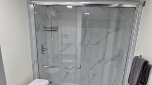A bathroom with a toilet, shower, and sink. - Sharing room (Edmonton)
