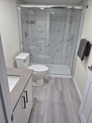 A bathroom with a toilet, shower, and sink. - Sharing room (Edmonton)