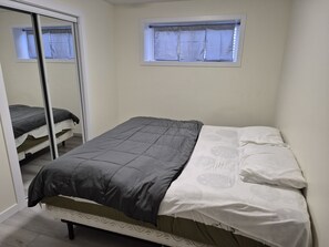 1 bedroom, iron/ironing board, WiFi - Sharing room (Edmonton)
