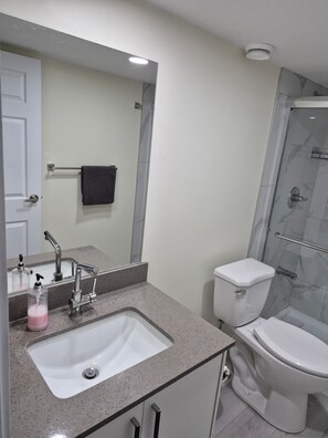 Shower, towels, toilet paper - Sharing room (Edmonton)