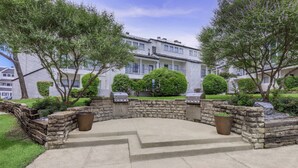 Unclassified image, 5 of 23, button - Landing | Incredible 1BD, Pool, Gym (Fort Worth)