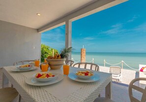 Outdoor dining - Casa Kokopeli Beachfront House (Telchac Puerto Municipality)